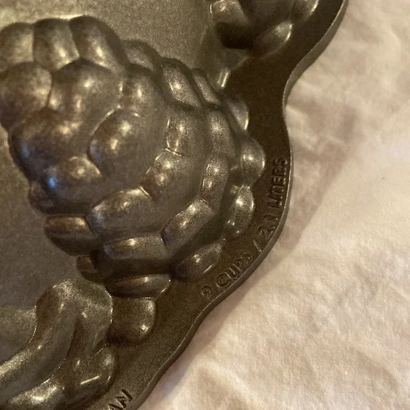 Nordic Ware holiday Wreath Bundt Cake Pan